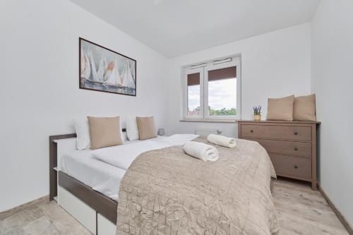 Spacious Apartment suitable for Remote Work with Balcony & Parking by Noclegi Renters - image 4