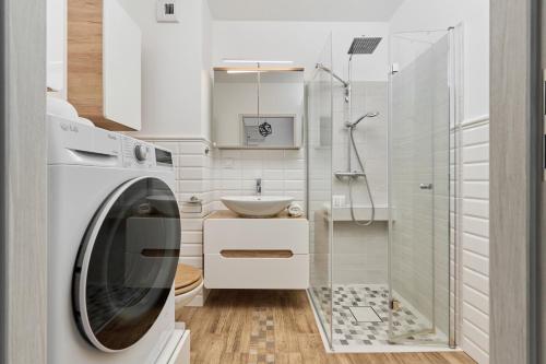 Spacious Apartment suitable for Remote Work with Balcony & Parking by Noclegi Renters - image 5