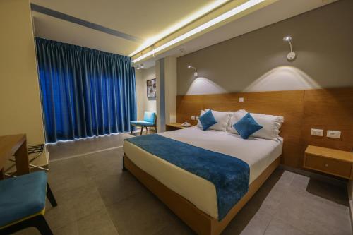 1 king bed, 2 twin beds