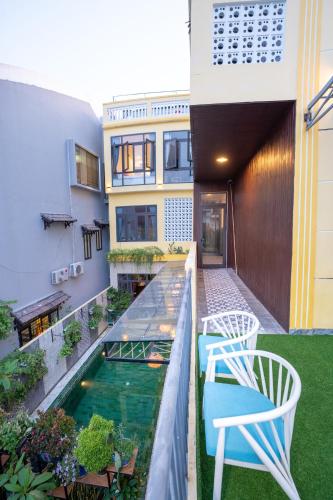 Deluxe Double Room with Balcony image 1