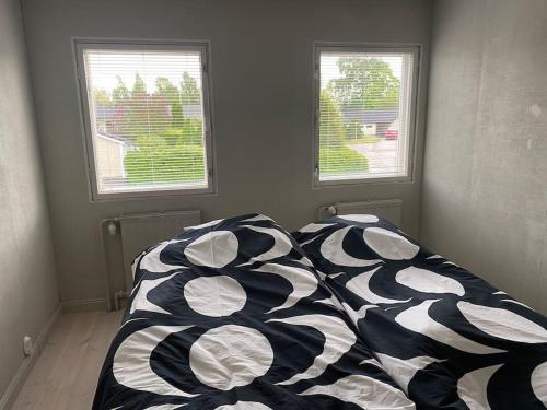 Iso kaupunkikoti Vanhan Rauman lähellä (Iso kaupunkikoti Vanhan Rauman lahella) in Раума