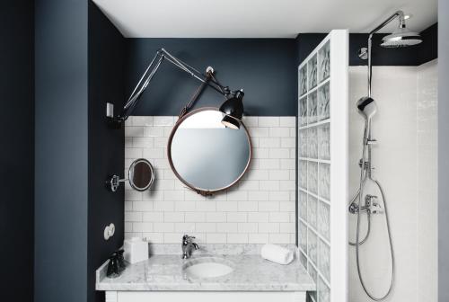 room detail thumbnail 2