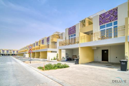 Magnificent 3BR Townhouse at DAMAC Hills 2, Dubailand by Deluxe Holiday Homes, Dubaj (zdjęcie 10)