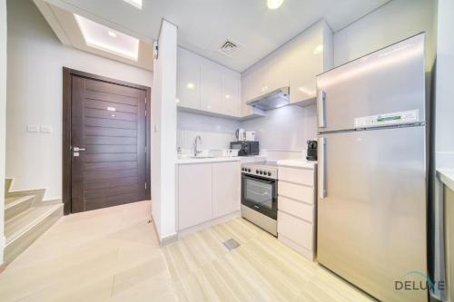 Magnificent 3BR Townhouse at DAMAC Hills 2, Dubailand by Deluxe Holiday Homes, Dubaj (zdjęcie 3)