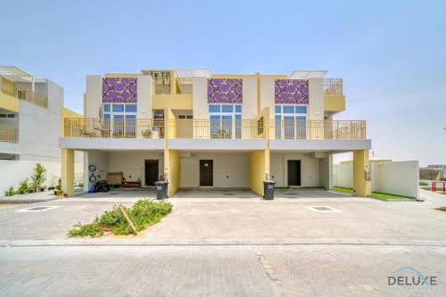 Magnificent 3BR Townhouse at DAMAC Hills 2, Dubailand by Deluxe Holiday Homes, Dubaï