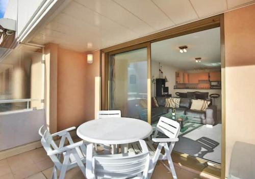 Charming Two-Bedroom Apartment with balcony and Garage by the Marina