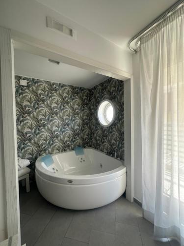 Queen Room with Spa Bath