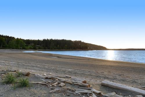 Oyster Beach House and Den