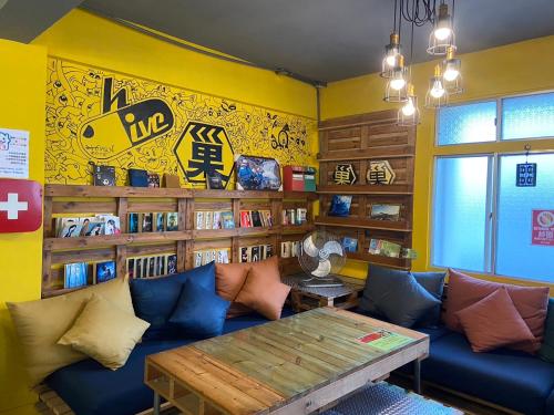 Shared lounge/TV area, Hive Bed and Backpacker near Chihsing Lake Yuanyue Farm