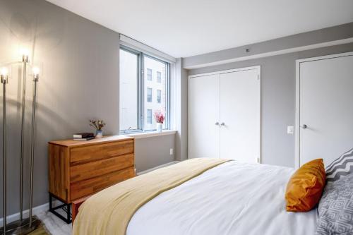 Chelsea 1BR w Roof deck Gym Doorman NYC-122 in New York, USA