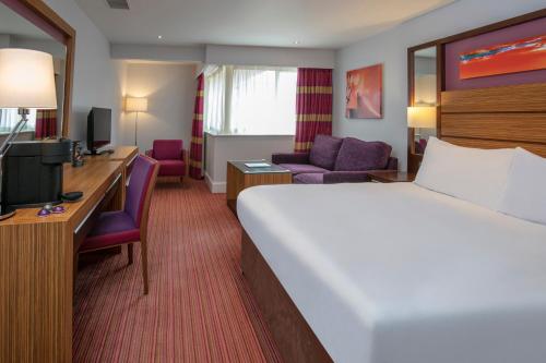 1 queen bed, 1 sofa bed