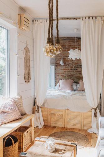 Domek w drzewach w Siedlisku Polanka