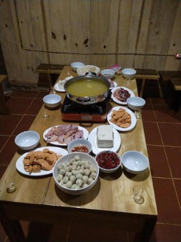 Food and beverages, See bungalow mu cang chai in Lao San Chay