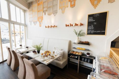 Multatuli Hotel - image 13