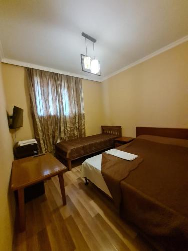 1 king bed, 1 twin bed