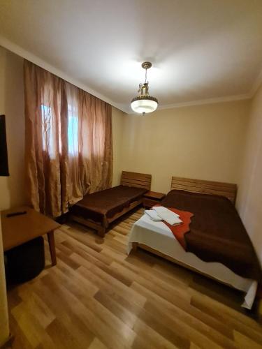 1 king bed, 1 twin bed