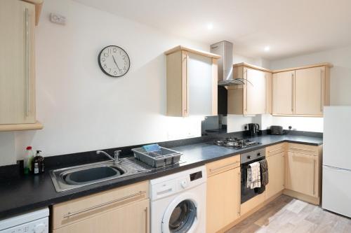 Bright and modern 4-bed townhouse with garden near town centre