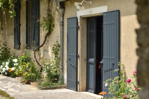 Un jardin et trois maisons