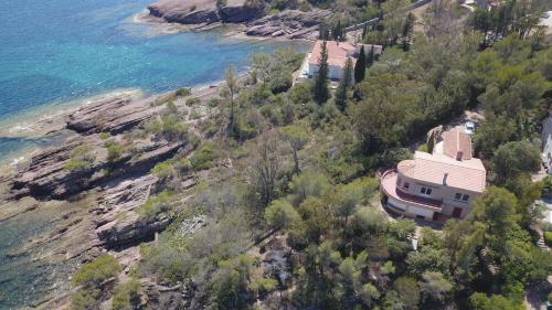 Entre Cannes et Saint-tropez site d'exception Agay Villa pieds dans l'eau Plage Privée