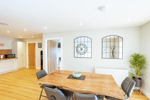 厨房, Sparrowhawk Cottage with Hot Tub in 纽顿斯图华特