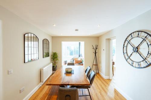 设施服务, Sparrowhawk Cottage with Hot Tub in 纽顿斯图华特