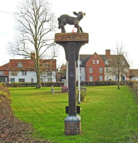 The Lodge - 2 acres of garden with hot tub and fire pit and BBQ in East Harling