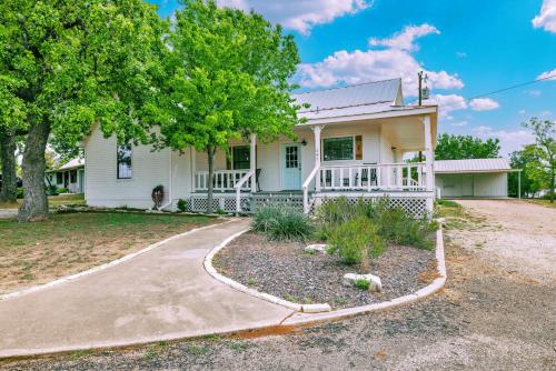 Gorgeous Home on Wine Trail with Fire Pit! in Fredericksburg, USA