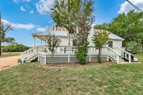 Gorgeous Home on Wine Trail with Fire Pit! in Fredericksburg, USA