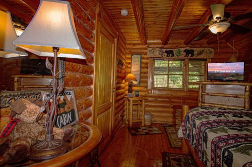 Moose Lodge with Hot Tub in Sevierville, USA