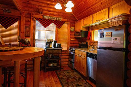 Moose Lodge with Hot Tub in Sevierville, USA