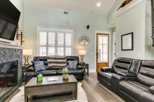 Greenwood Getaway with Furnished Patio and Lake View in Greenwood (Dél-Karolina)