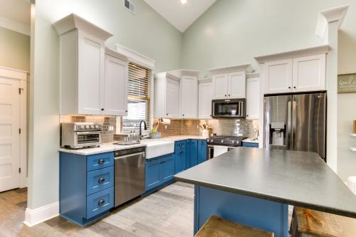 Greenwood Getaway with Furnished Patio and Lake View in Greenwood (Dél-Karolina)