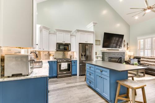 Greenwood Getaway with Furnished Patio and Lake View in Greenwood (Dél-Karolina)
