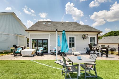 Greenwood Getaway with Furnished Patio and Lake View in Greenwood (Dél-Karolina)