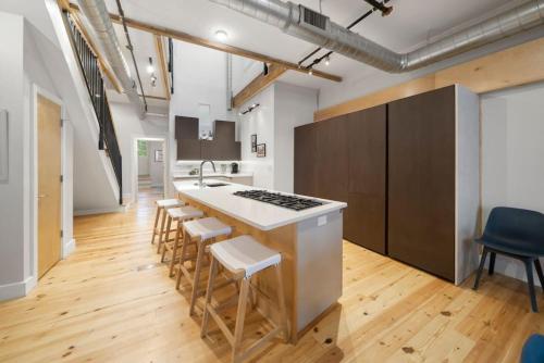 Huge Retrea w Rooftop Deck Stay At Farmers Market in Cincinnati, USA