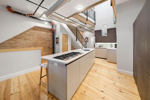 Huge Retrea w Rooftop Deck Stay At Farmers Market in Cincinnati, USA