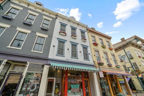 Huge Retrea w Rooftop Deck Stay At Farmers Market