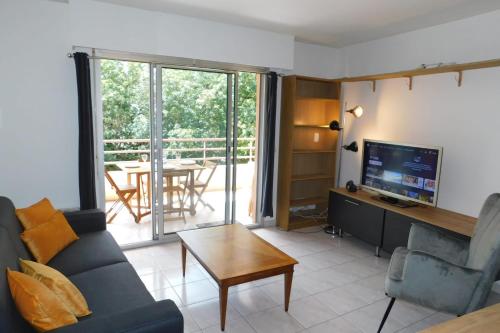 Charming one-bedroom apartment "Parc de Vaugrenier" with pool and parking