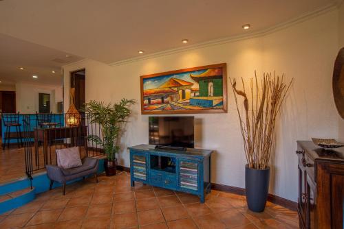 Shared lounge/TV area, Bright and cozy 3BR Condo - Bougainvillea - Reserva Conchal Golf Resort in Playa Conchal