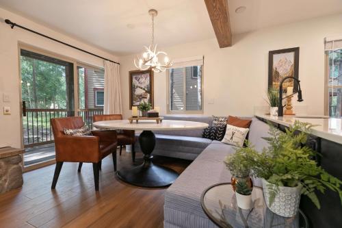 Timbernest Summit Escape: Beautiful Updates, Great Location – Breckenridge, CO