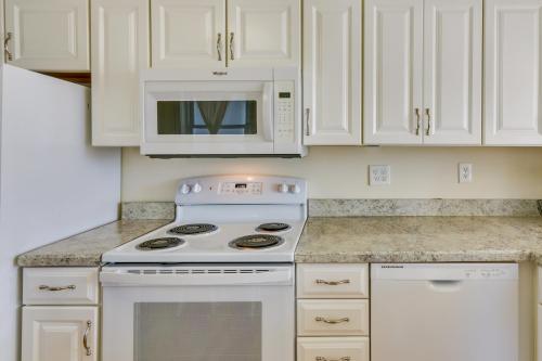 Cozy Westbrook Vacation Rental - Walk to Beach! in Westbrook, USA