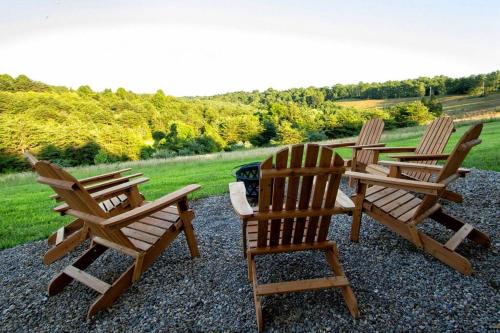 Cedar Hill Heart of Hocking Hills in Rockbridge, USA