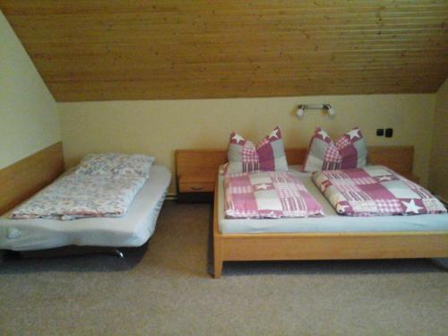 1 queen bed, 1 twin bed