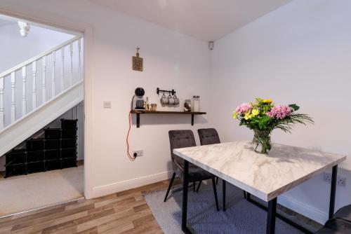 Comfortable 4-Bedroom Home in Aylesbury Ideal for Contractors Professionals or Larger Families