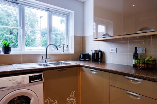 Comfortable 4-Bedroom Home in Aylesbury Ideal for Contractors Professionals or Larger Families