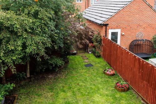 Comfortable 4-Bedroom Home in Aylesbury Ideal for Contractors Professionals or Larger Families