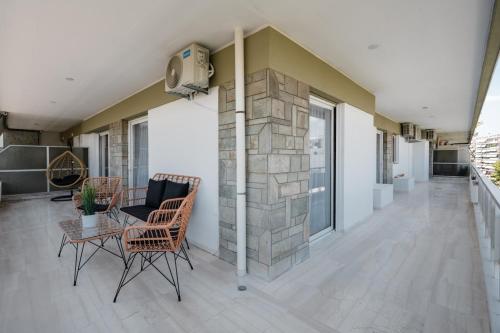 Tesis özellikleri, Luxury 4 Bedrooms Apartment Near Flisvos Marina in Terpsithea-Vryoni Bölgesi