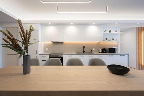 Mutfak, Luxury 4 Bedrooms Apartment Near Flisvos Marina in Terpsithea-Vryoni Bölgesi
