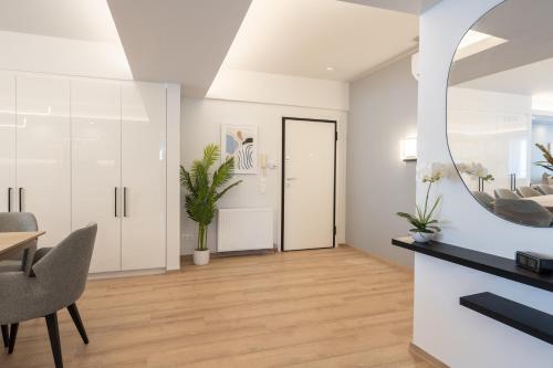 Tesis özellikleri, Luxury 4 Bedrooms Apartment Near Flisvos Marina in Terpsithea-Vryoni Bölgesi