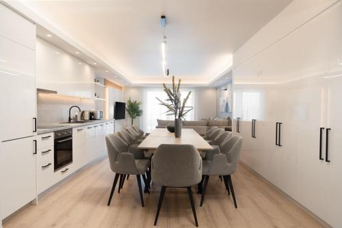 Tesis özellikleri, Luxury 4 Bedrooms Apartment Near Flisvos Marina in Terpsithea-Vryoni Bölgesi
